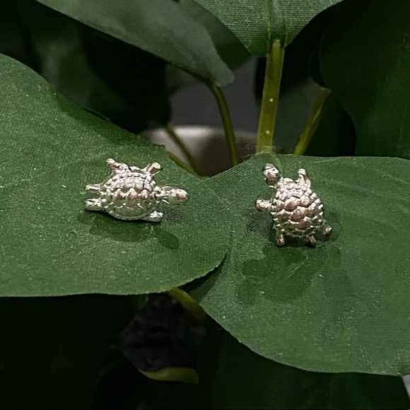 ✨SALE✨NWOT Bundle of Silver Plated Starfish, Turtle, Dolphin, AND Fish - Picture 2 of 11